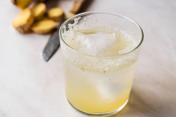 Bio-Ingwer-Ale-Soda (Tonikum) im trinkfertigen Glas — Stockfoto