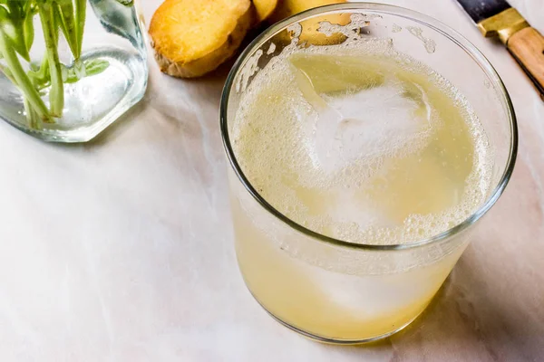 Bio-Ingwer-Ale-Soda (Tonikum) im trinkfertigen Glas — Stockfoto