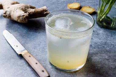 Organik zencefilli gazoz (tonik) cam hazır içecek