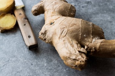 Ham organik dilimlenmiş zencefil kökü hazır kullanım için.  