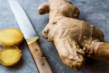 Ham organik dilimlenmiş zencefil kökü hazır kullanım için.  