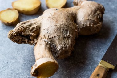 Ham organik dilimlenmiş zencefil kökü hazır kullanım için.  