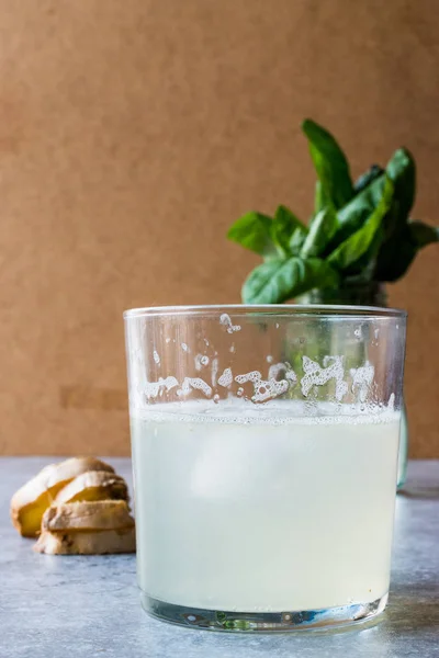 Biologische Ginger Ale Soda (tonica) in glas klaar om te drinken — Stockfoto