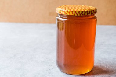 Kapaklı kavanoz bal. Kopya alanı.