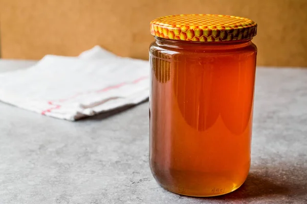 Honing in pot met deksel. Kopiëren van ruimte. — Stockfoto