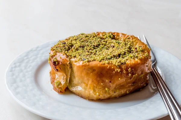 Türkisches Konya-Dessert sac arasi mit Pistazienpulver / kunefe k — Stockfoto