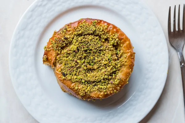 Turkish Konya Dessert Sac Arasi with Pistachio Powder / Kunefe K — Stock Photo, Image