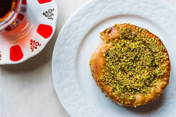 Turkish Konya Dessert Sac Arasi with Pistachio Powder / Kunefe K — Stock Photo, Image