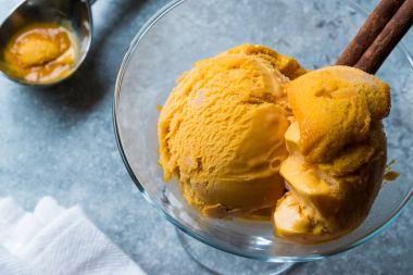 Kabak pasta dondurma Gelato tarçın çubuğu ile.