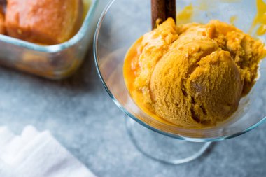 Kabak pasta dondurma Gelato tarçın çubuğu ile.