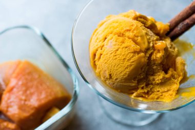 Kabak pasta dondurma Gelato tarçın çubuğu ile.