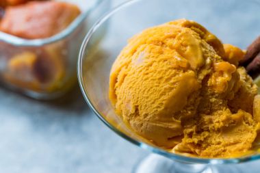 Kabak pasta dondurma Gelato tarçın çubuğu ile.