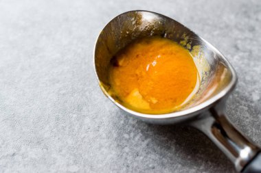 Kabak pasta dondurma Gelato tarçın çubuğu ile.