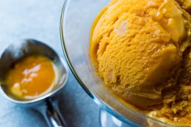 Kabak pasta dondurma Gelato tarçın çubuğu ile.