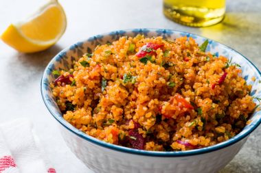 Türk geleneksel Bulgur salatası Kisir