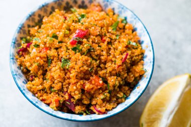 Türk geleneksel Bulgur salatası Kisir