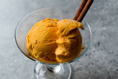 Kabak pasta dondurma Gelato tarçın çubuğu ile.