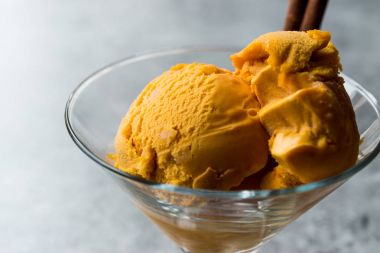 Kabak pasta dondurma Gelato tarçın çubuğu ile.