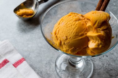 Kabak pasta dondurma Gelato tarçın çubuğu ile.