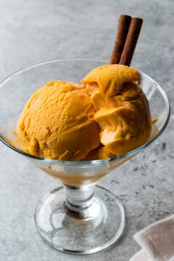 Kabak pasta dondurma Gelato tarçın çubuğu ile.