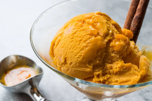 Kabak pasta dondurma Gelato tarçın çubuğu ile.