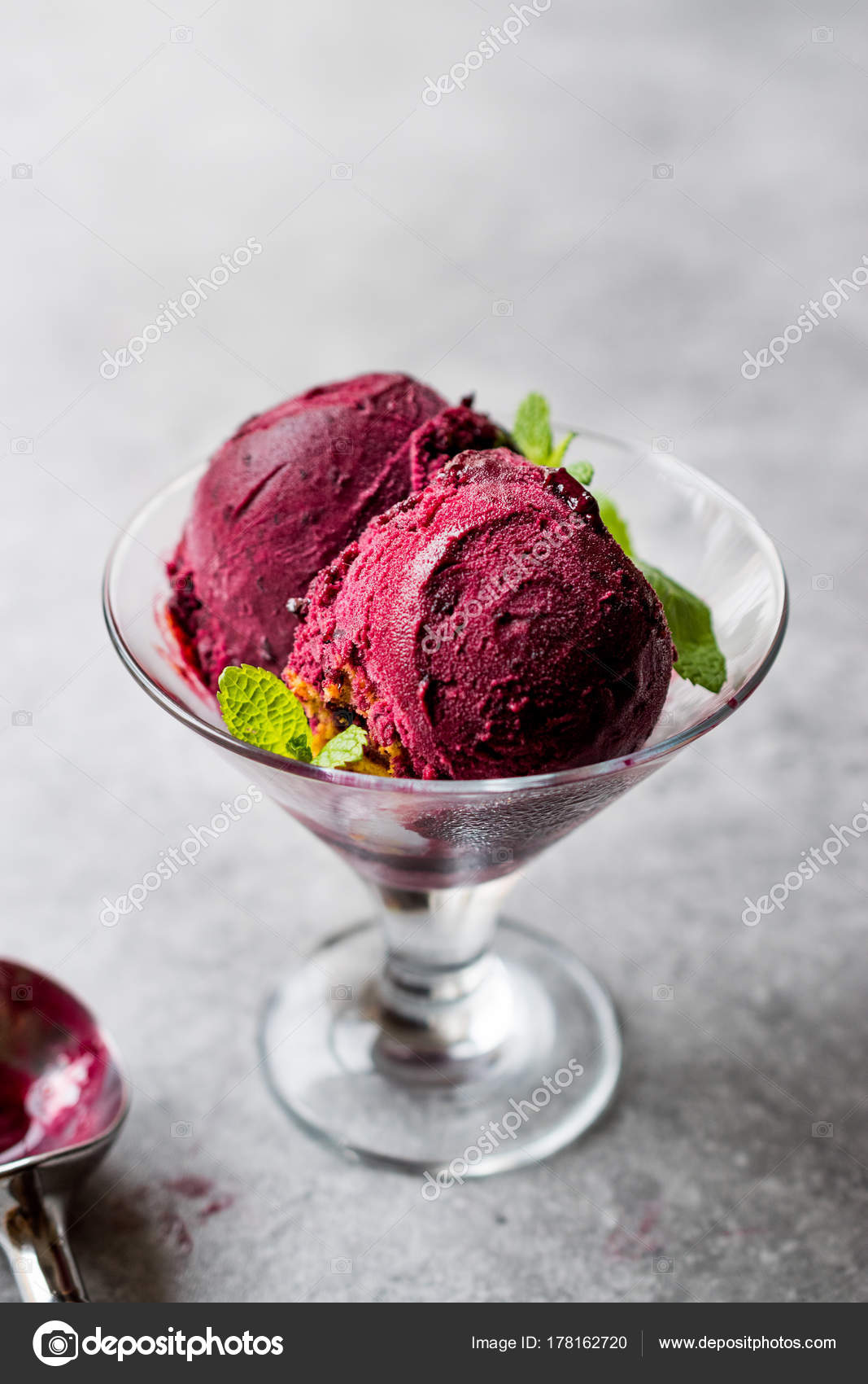 Biologische Berry Sorbet Ijs Crème Ballen Klaar ⬇ Stockfoto, rechtenvrije foto door © #178162720