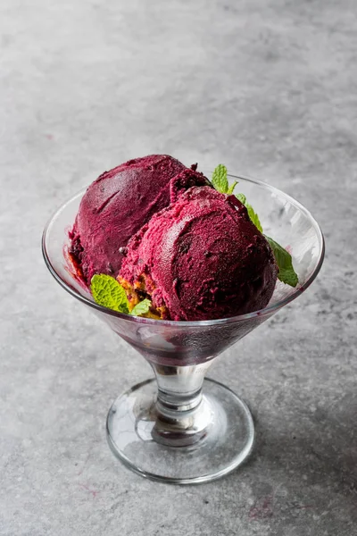 Organiczne Berry Sorbet Lód Krem Kulki Puchar Gotowe Spożycia — Zdjęcie stockowe