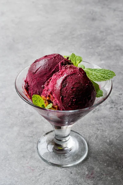 Organik Berry sorbe buz krem hayalarına yemeye hazır Kupası.