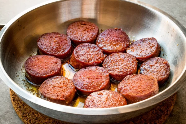 Türkische Wurst sucuk in der Pfanne zum Frühstück. — Stockfoto