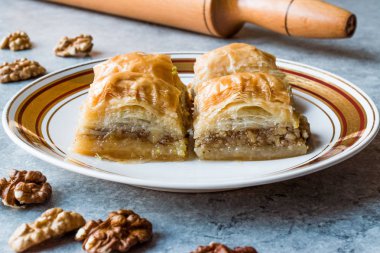 Türk geleneksel tatlı Baklava ceviz ile.
