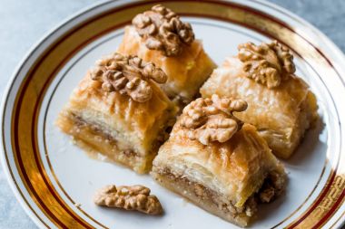 Türk geleneksel tatlı Baklava ceviz ile.