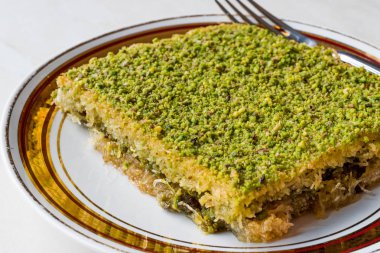 Türk geleneksel tatlı kadayıf fıstık tozu ile.
