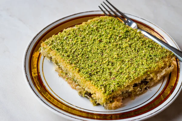 Turkish Traditional Dessert Kadayif with Pistachio Powder. — Stock Photo, Image