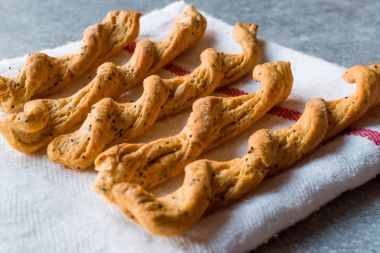 Mille Feuille ekmek sopa kraker baharat, domates lezzet ve siyah susam veya Cumins ile bükülmüş. 