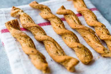 Mille Feuille ekmek sopa kraker baharat, domates lezzet ve siyah susam veya Cumins ile bükülmüş. 