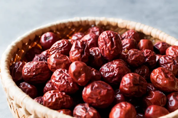 Frutta giuggiola rossa nel cestino di legno . — Foto Stock