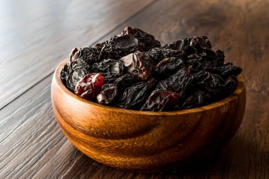 Ahşap kase organik kurutulmuş ham kuru üzüm.