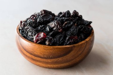 Ahşap kase organik kurutulmuş ham kuru üzüm.