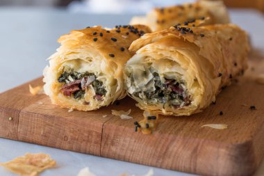 Ispanak ve pastırma veya pastırma ile Türk börek.