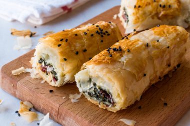 Ispanak ve pastırma veya pastırma ile Türk börek.