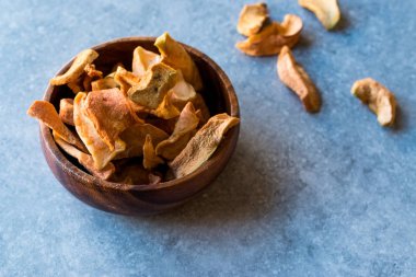 Ahşap kase kuru elma.