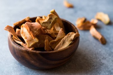 Ahşap kase kuru elma.