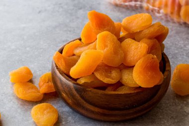 ahşap kase kuru kayısı.