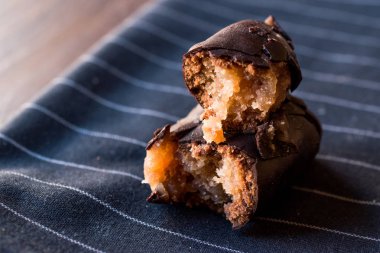 Kestane tatlısı fıstıklı çikolata kaplı. / Bursanın Sekeri. 