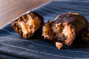 Kestane tatlısı fıstıklı çikolata kaplı. / Bursanın Sekeri. 