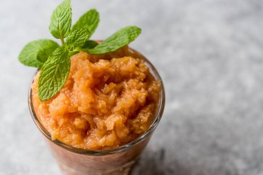 Ev yapımı İtalyan mandalina Granita dondurma nane ile.