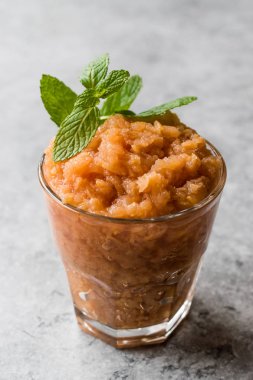 Ev yapımı İtalyan mandalina Granita dondurma nane ile.