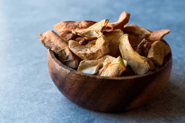 Gedroogde appels in houten kom. — Stockfoto