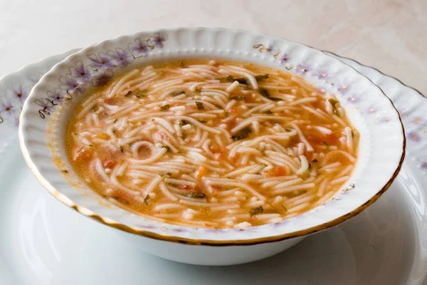 Turecki tradycyjne zupy Vermicelli w drewniane miski / Tel sehriye corbasi. — Zdjęcie stockowe