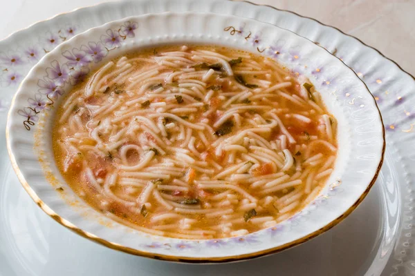 Türkische traditionelle Vermicelli-Suppe in einer hölzernen Schüssel / tel sehriye corbasi. — Stockfoto